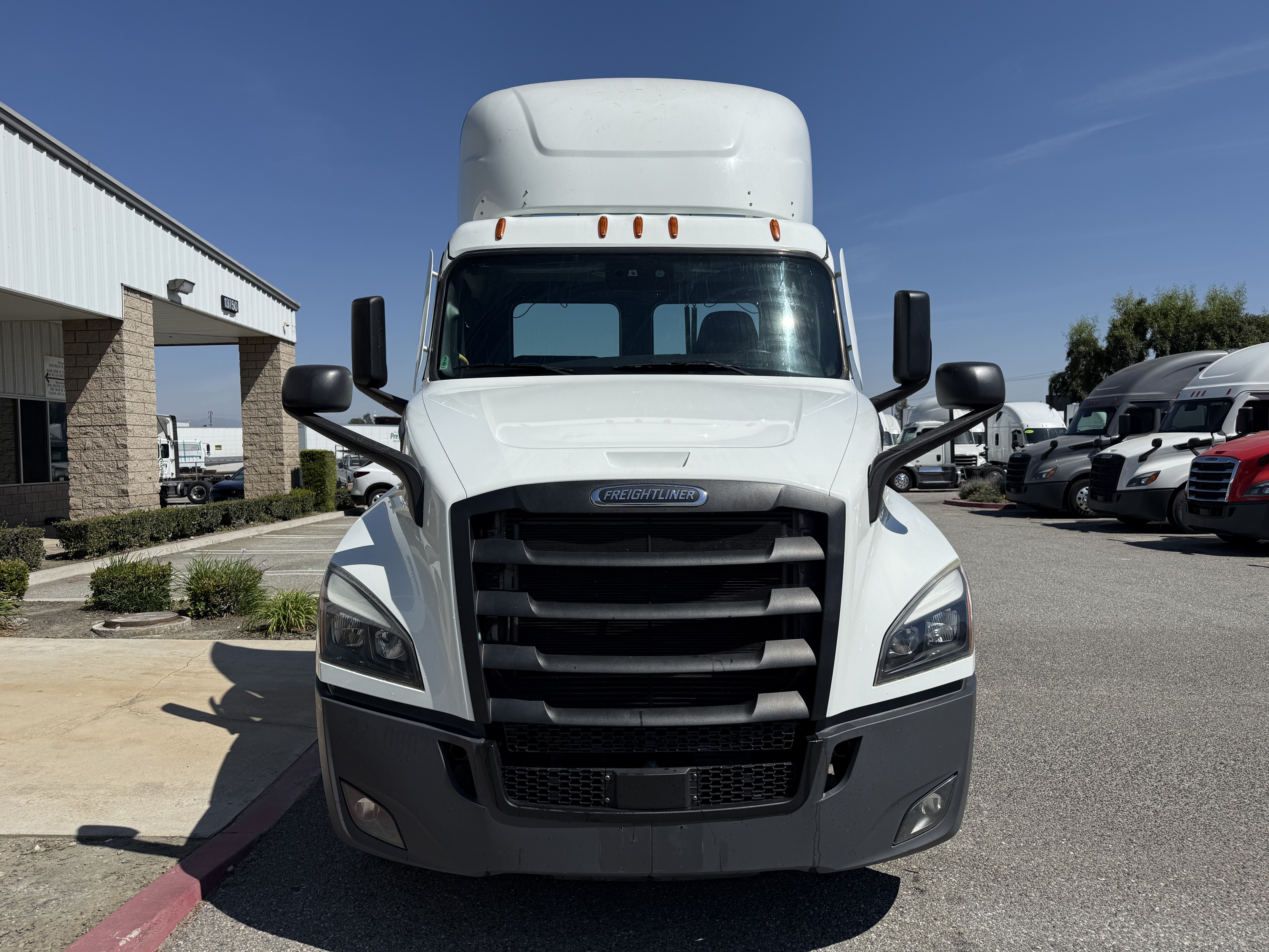 2022 FREIGHTLINER CASCADIA 126DC - image 2