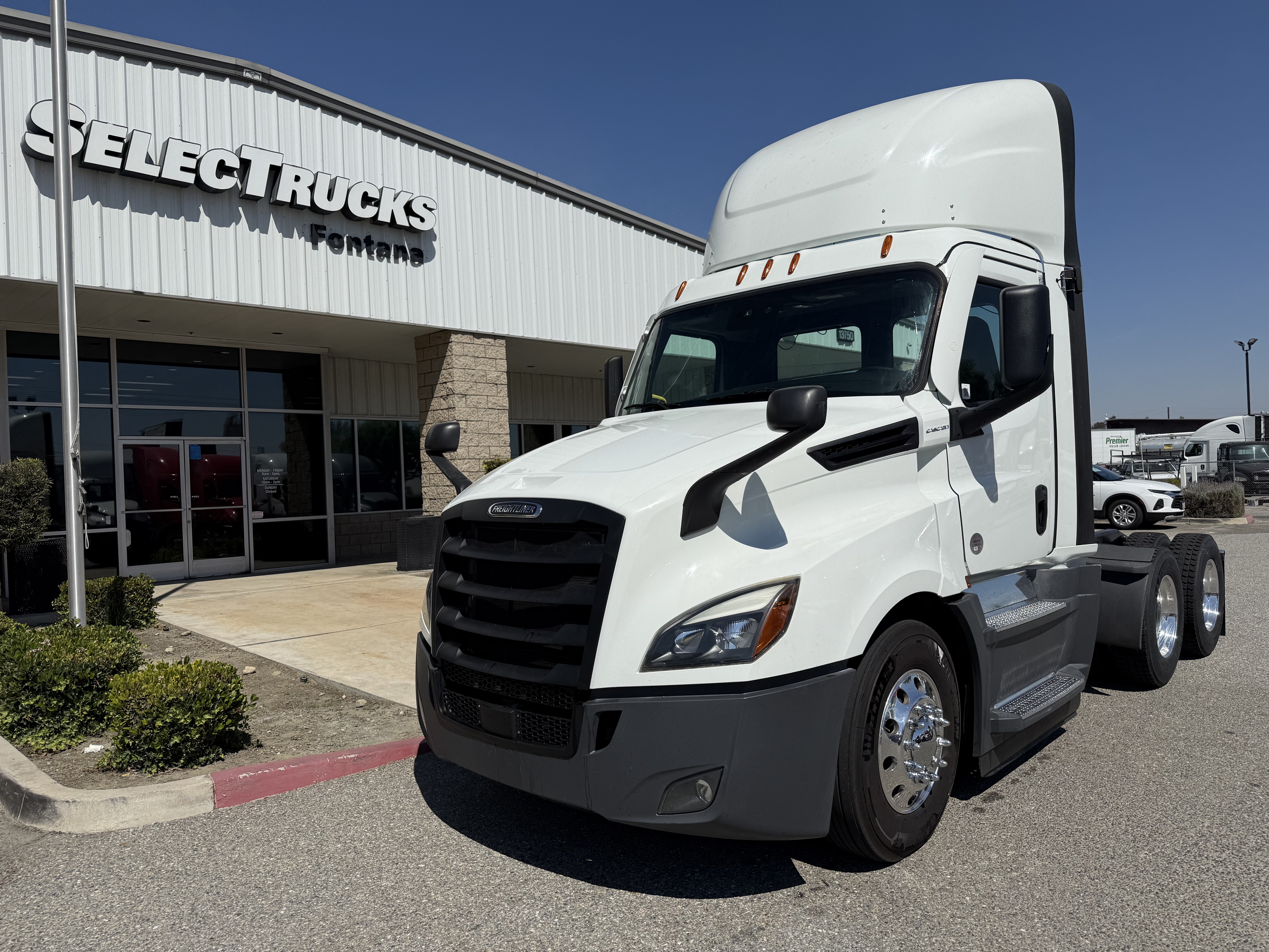 2022 FREIGHTLINER CASCADIA 126DC - image 1