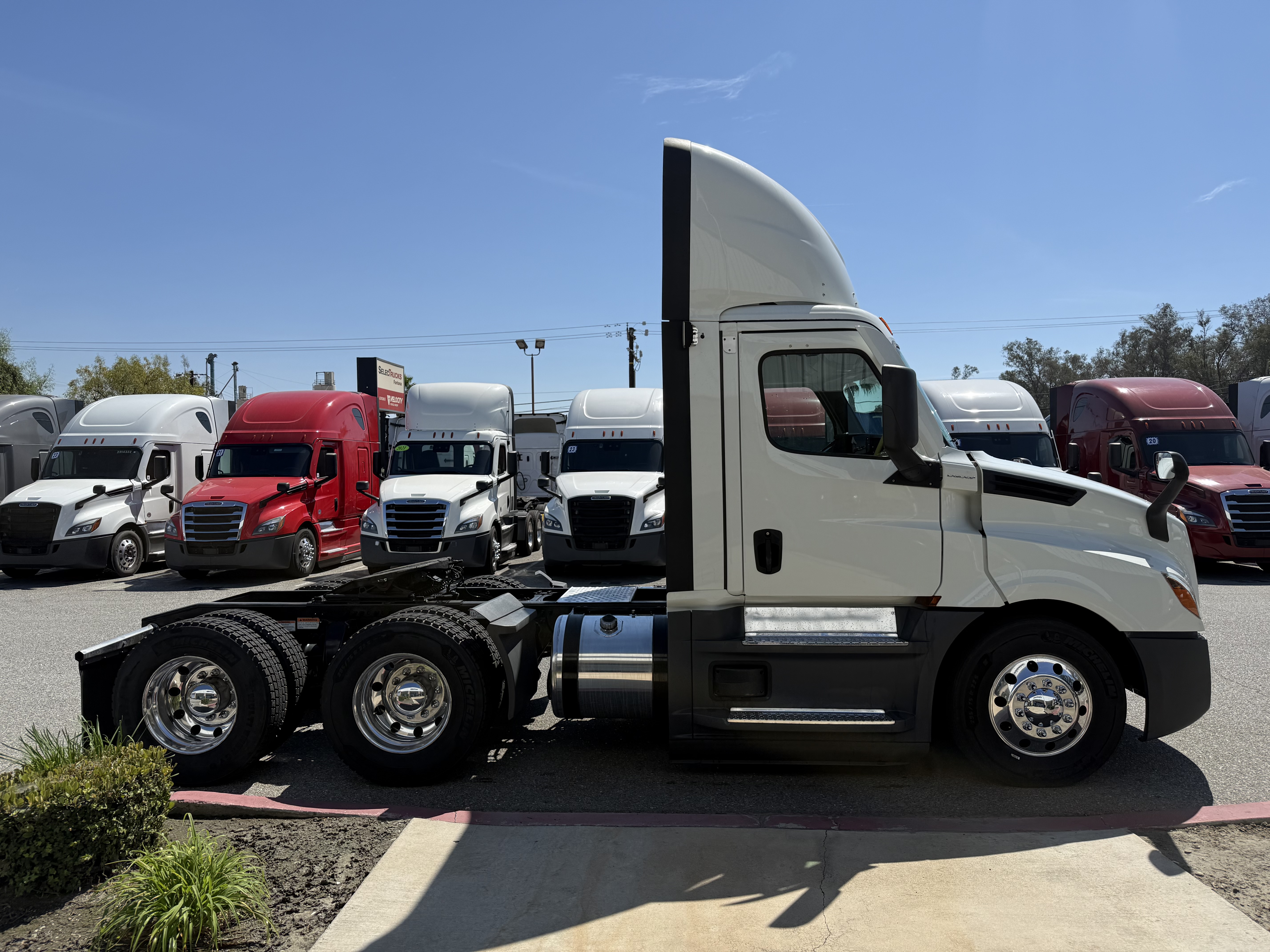 2022 FREIGHTLINER CASCADIA 126DC - image 7