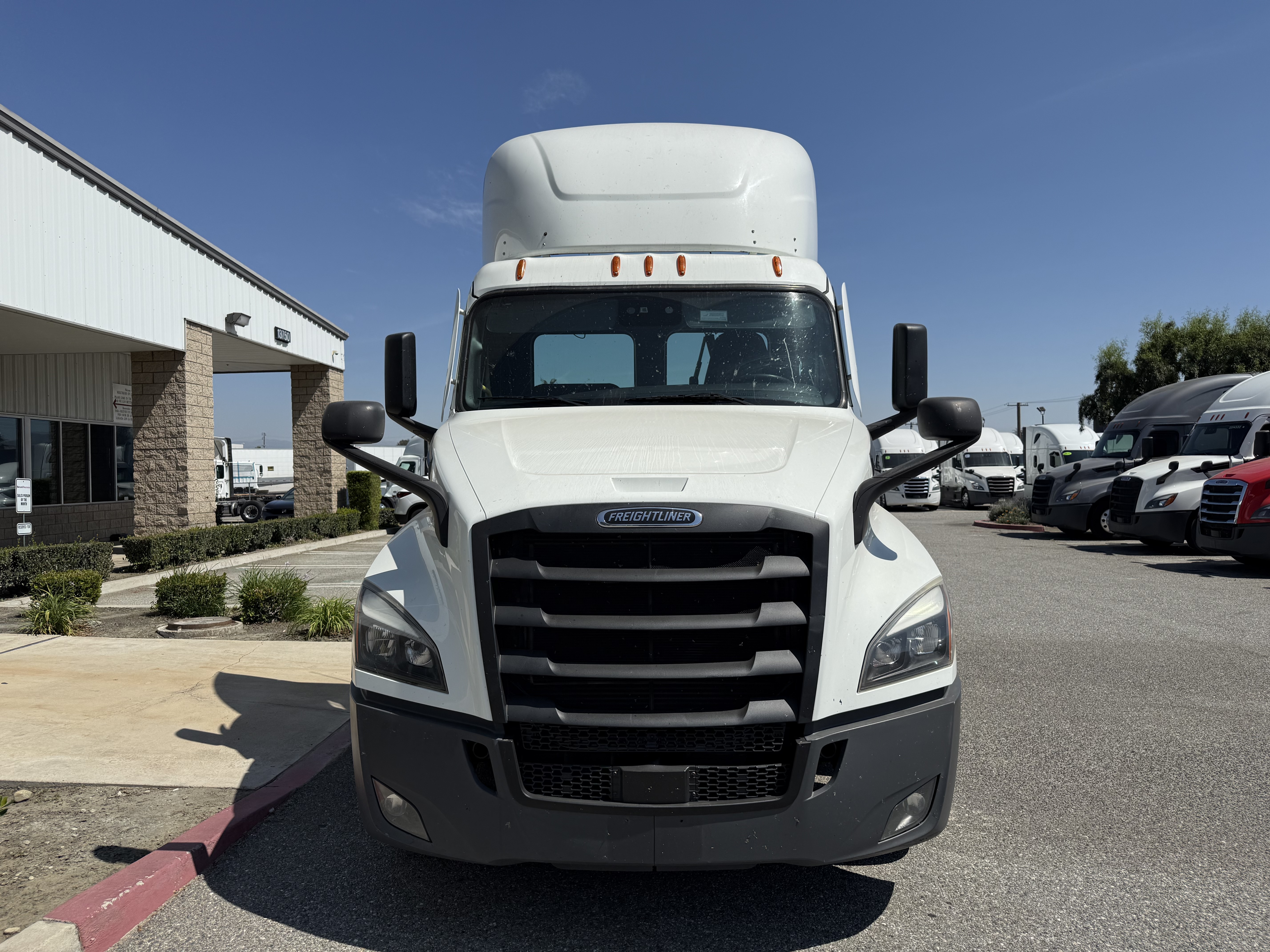2022 FREIGHTLINER CASCADIA 126DC - image 2