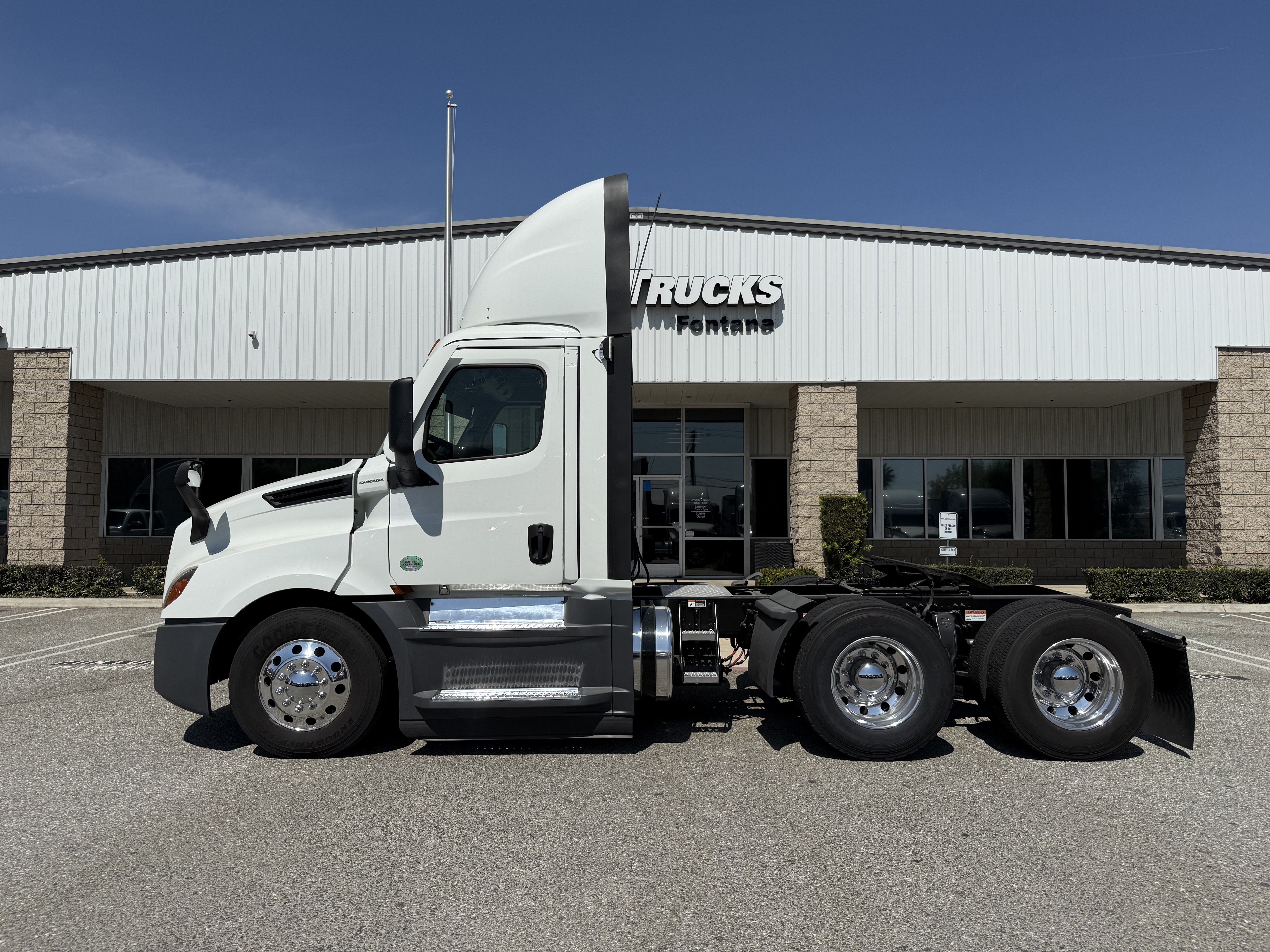 2022 FREIGHTLINER CASCADIA 126DC - image 3