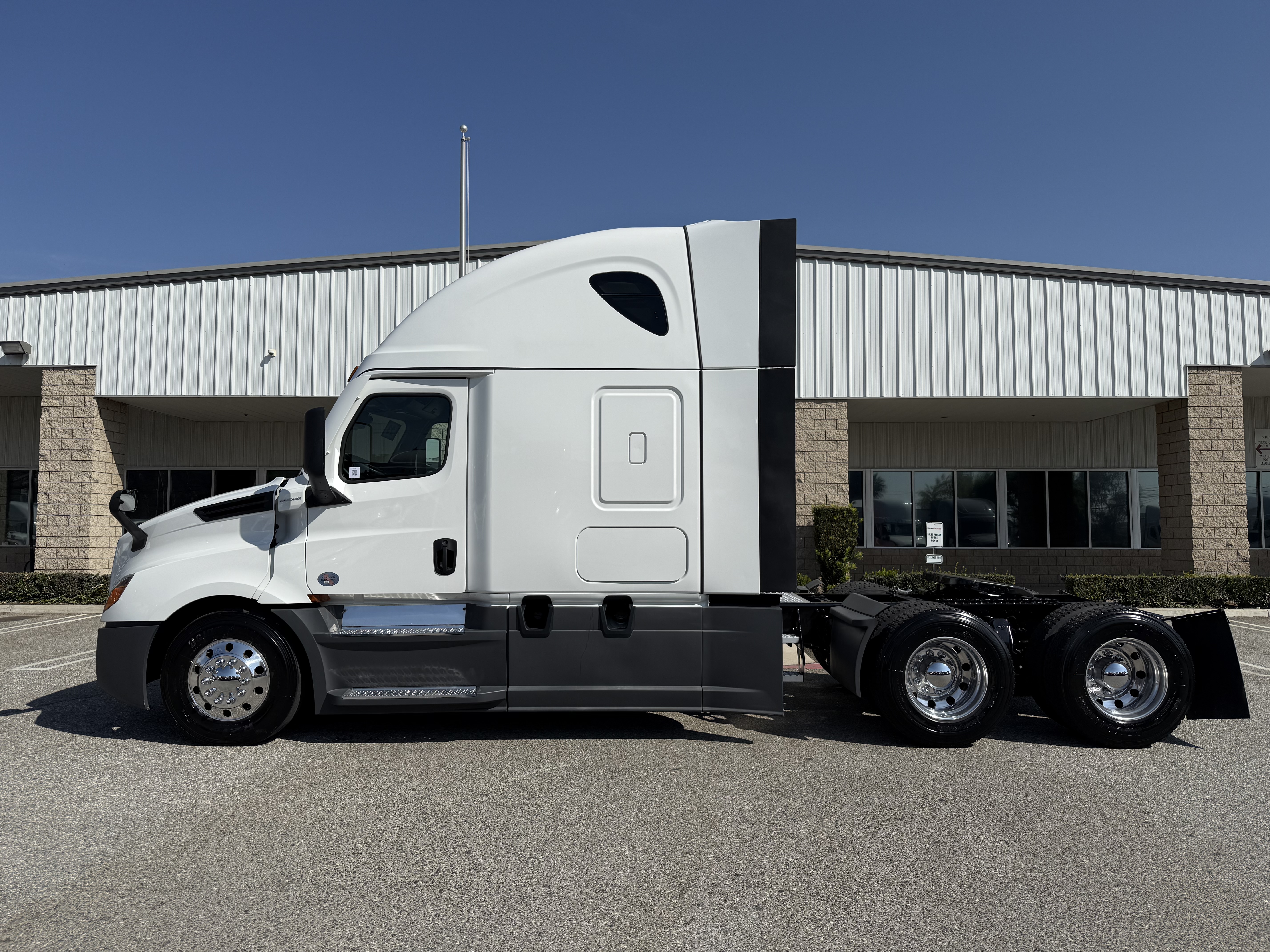 2023 FREIGHTLINER CASCADIA 126SLP - image 3