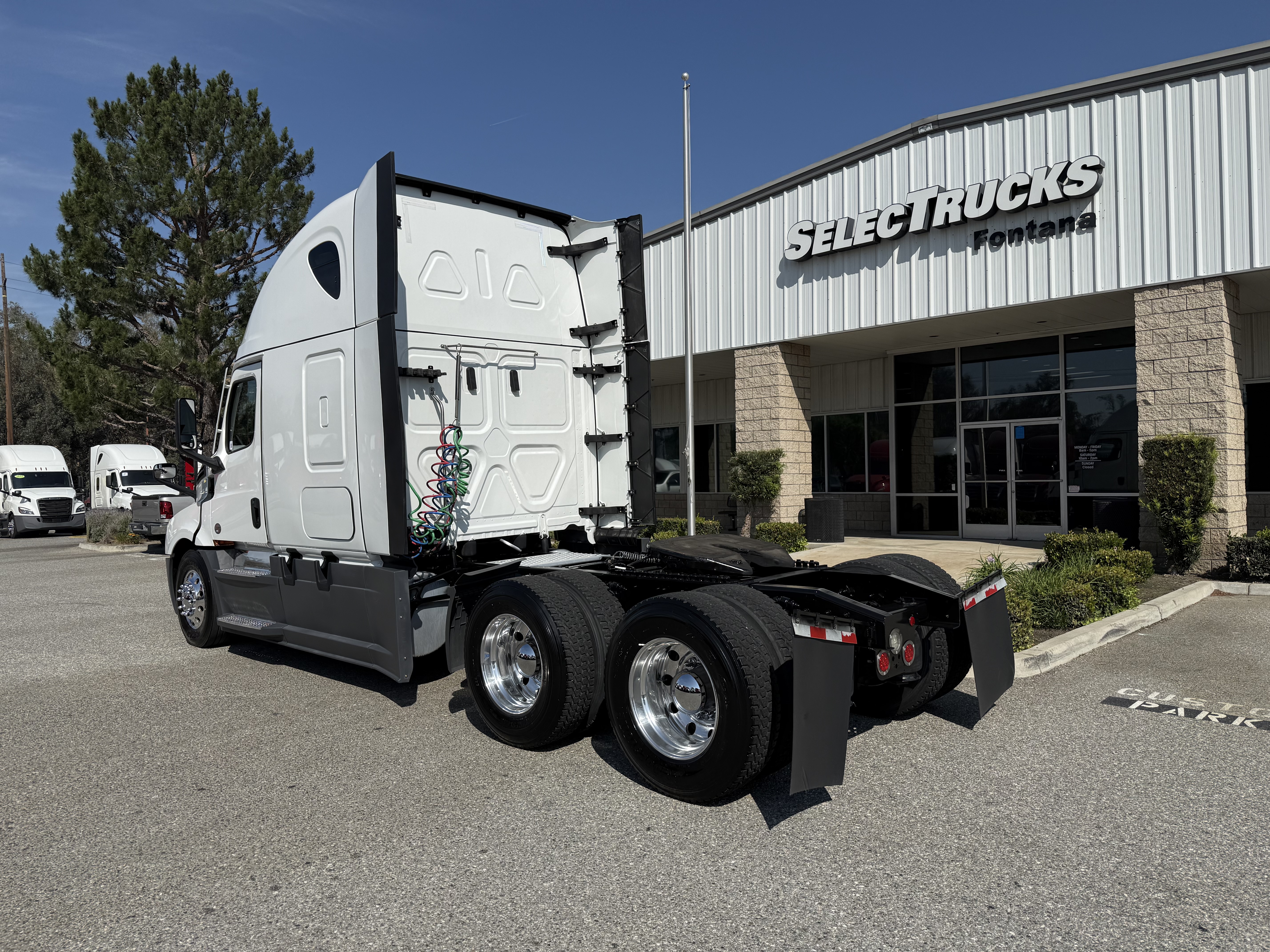 2023 FREIGHTLINER CASCADIA 126SLP - image 4