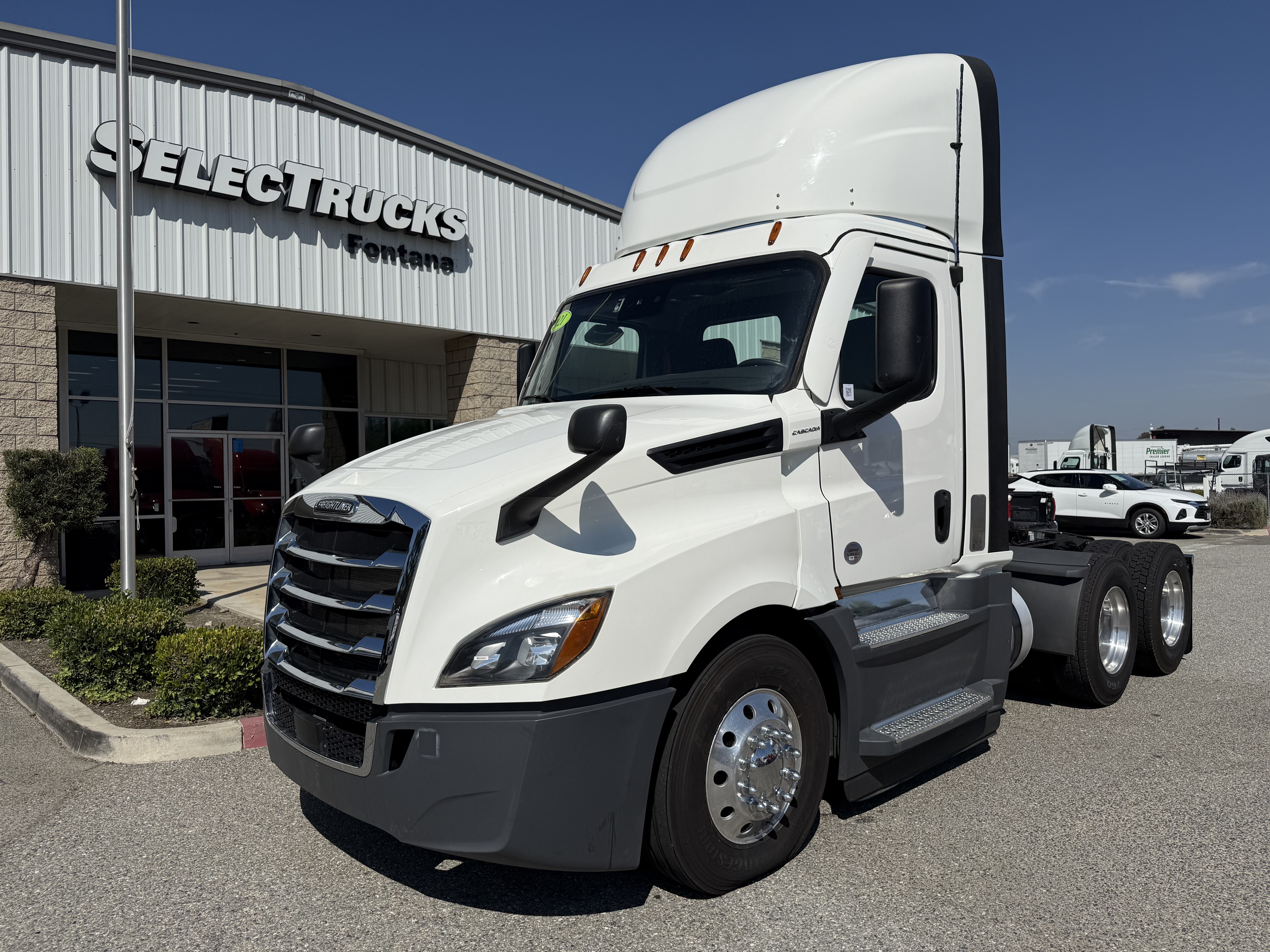 2021 FREIGHTLINER CASCADIA 126DC - image 1
