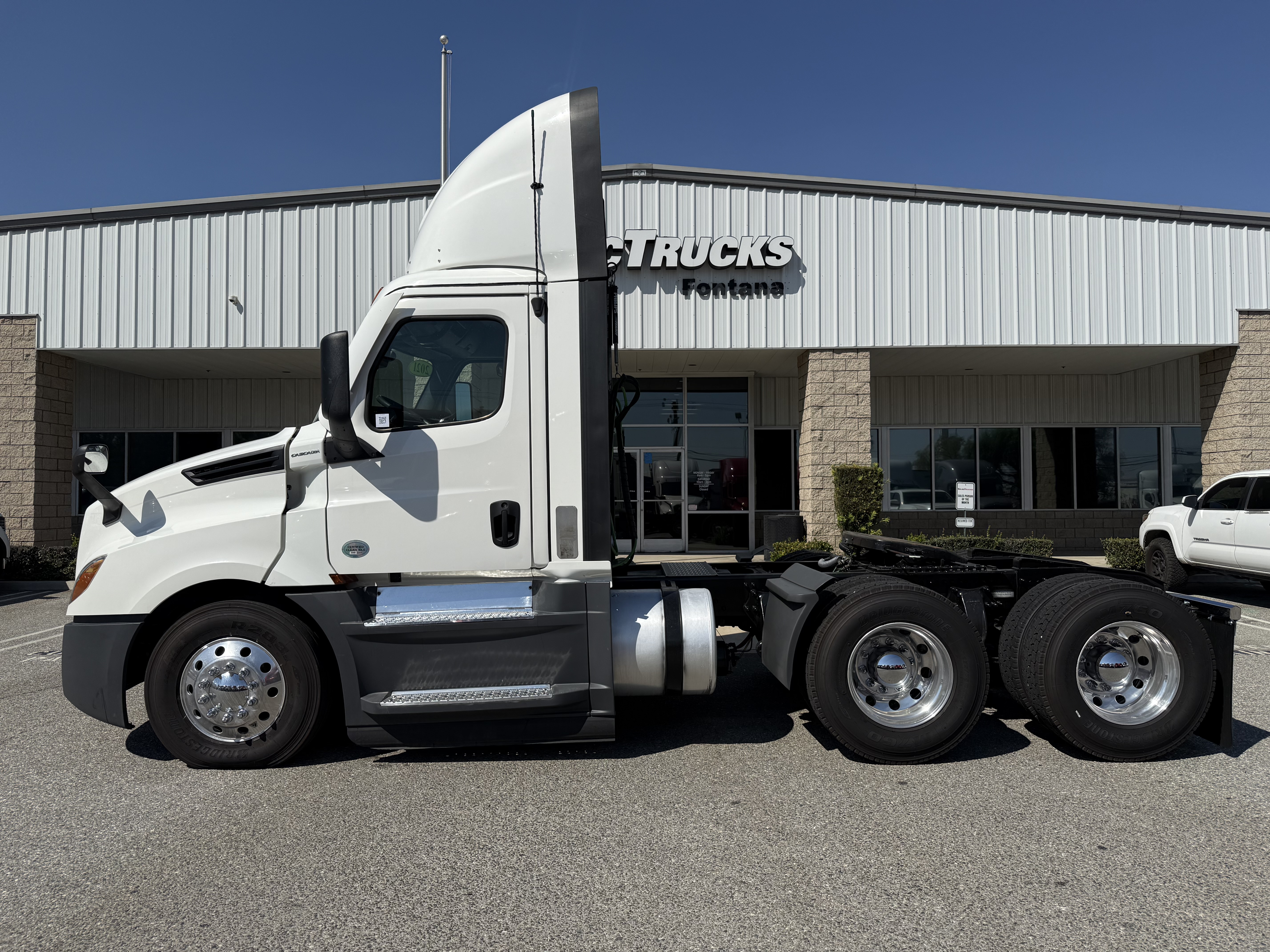 2021 FREIGHTLINER CASCADIA 126DC - image 3