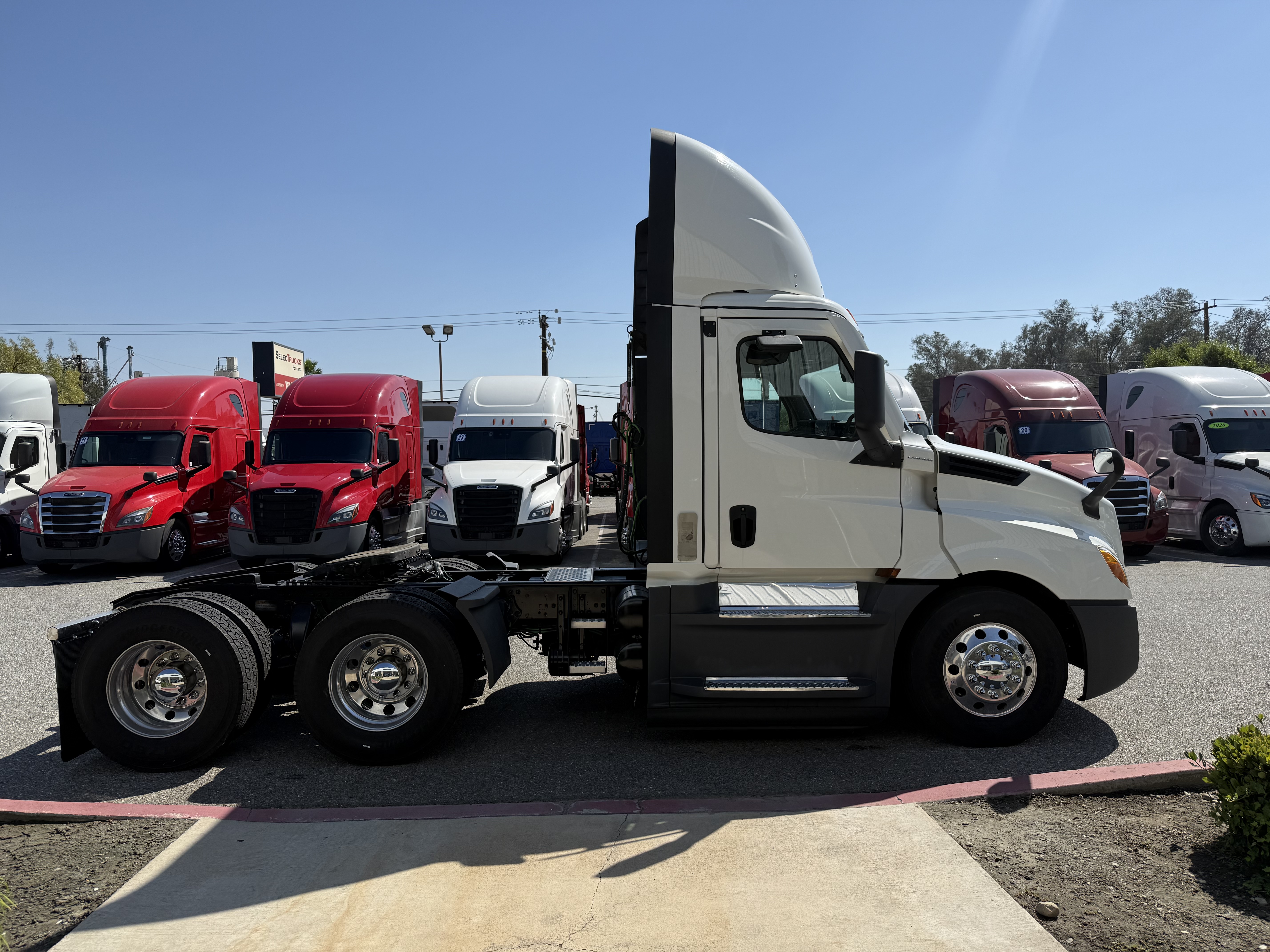 2021 FREIGHTLINER CASCADIA 126DC - image 7