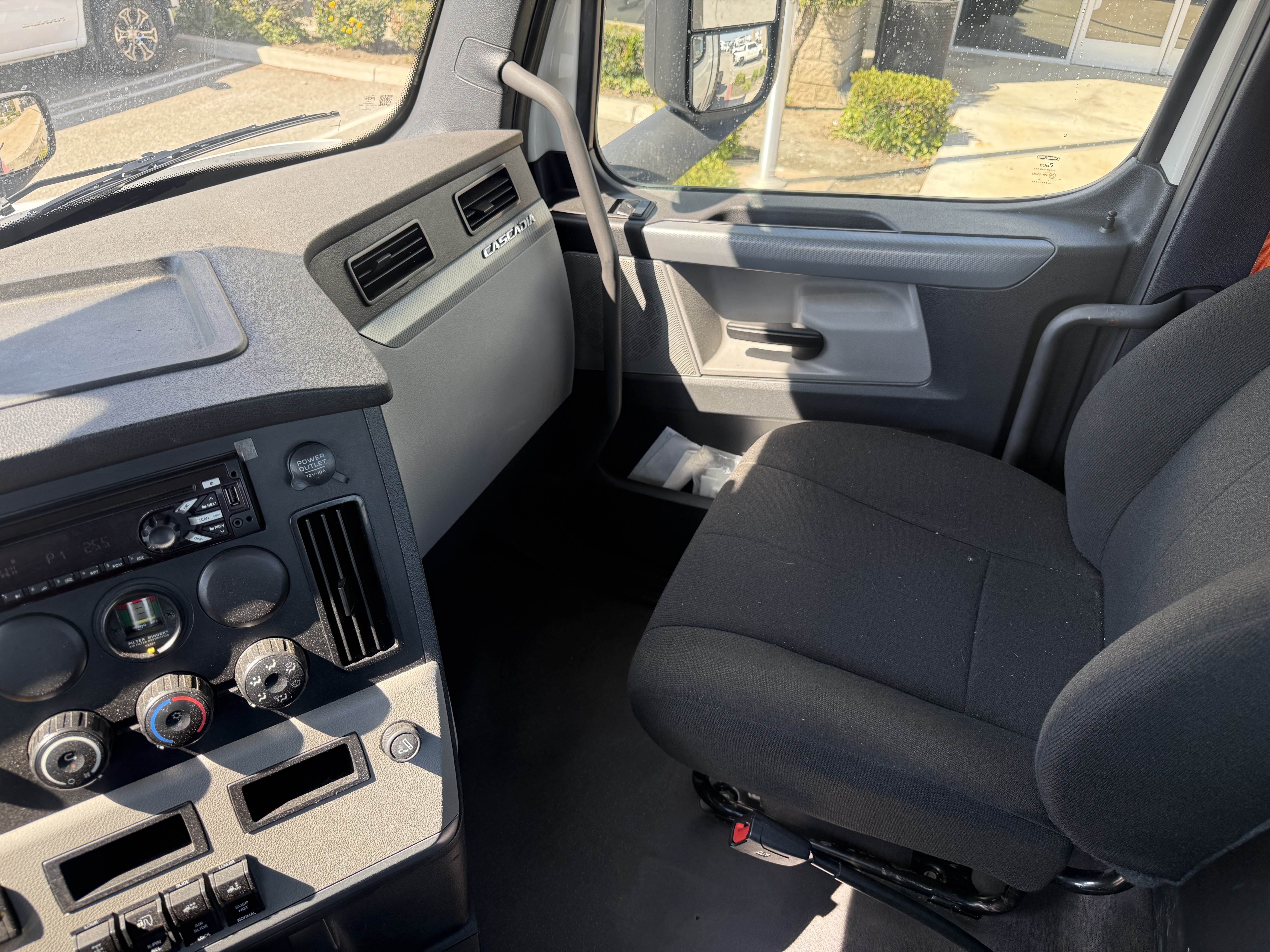 2021 FREIGHTLINER CASCADIA 126DC - image 19