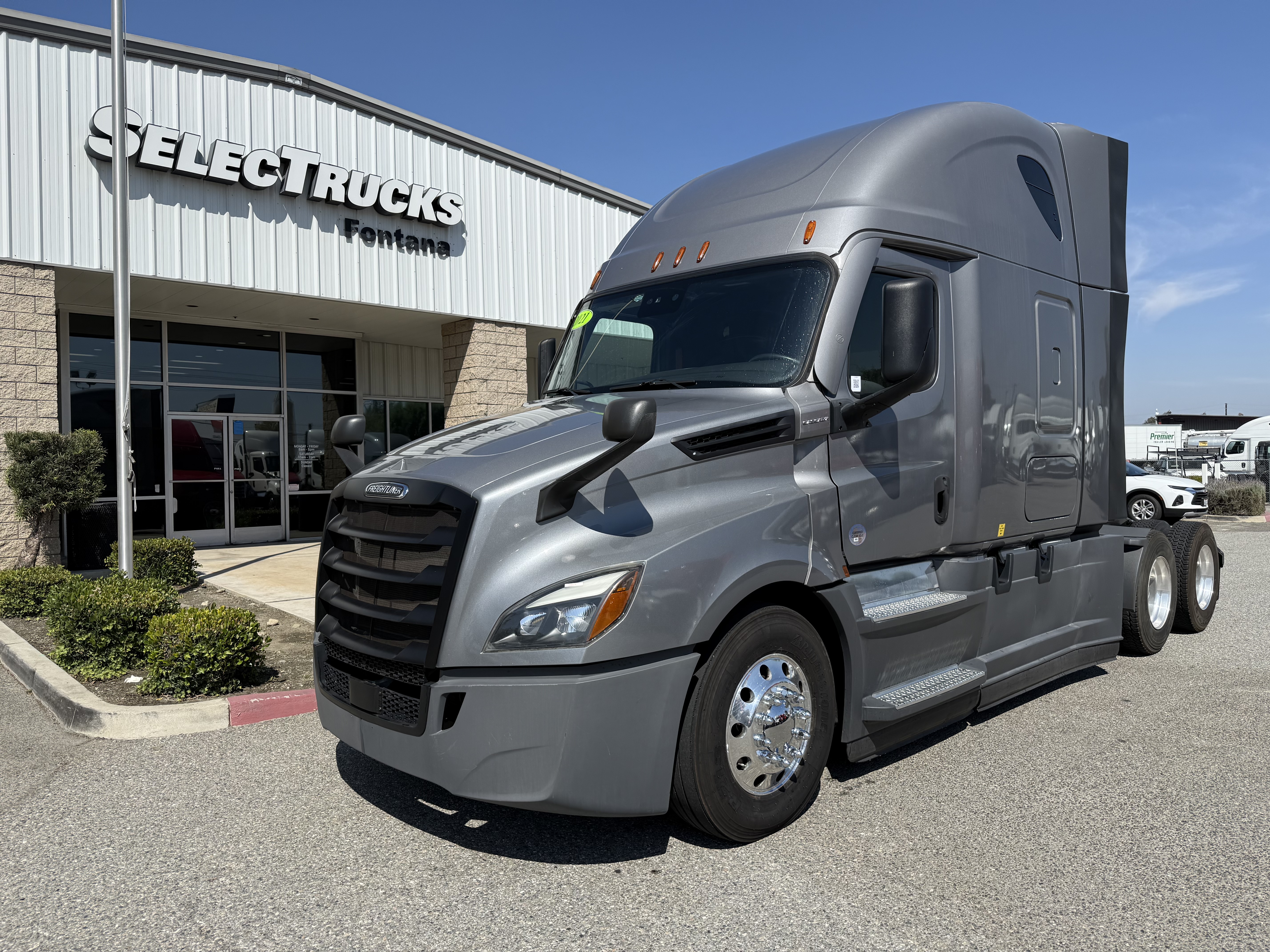 2021 FREIGHTLINER CASCADIA 126SLP - image 1
