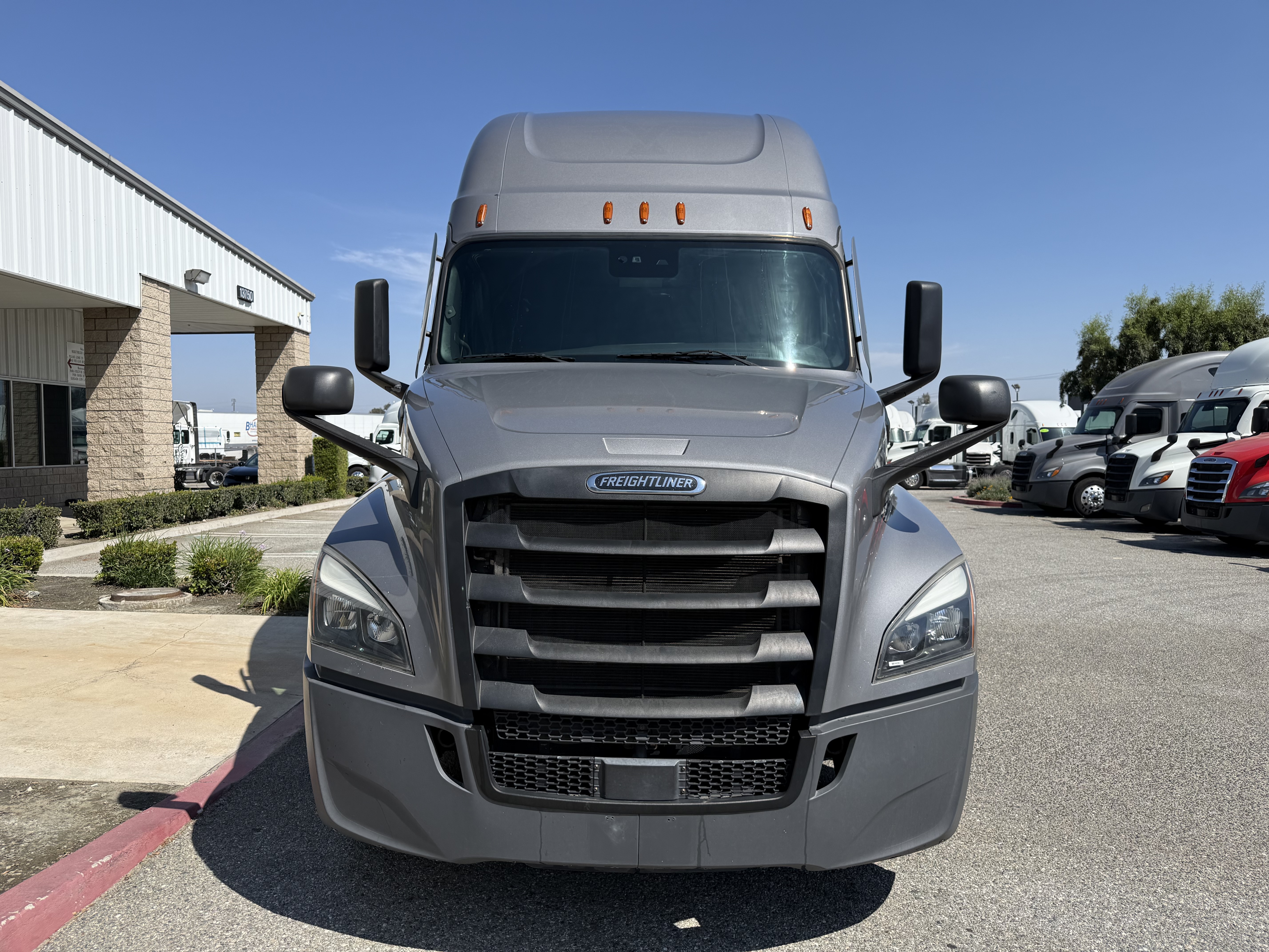 2021 FREIGHTLINER CASCADIA 126SLP - image 1