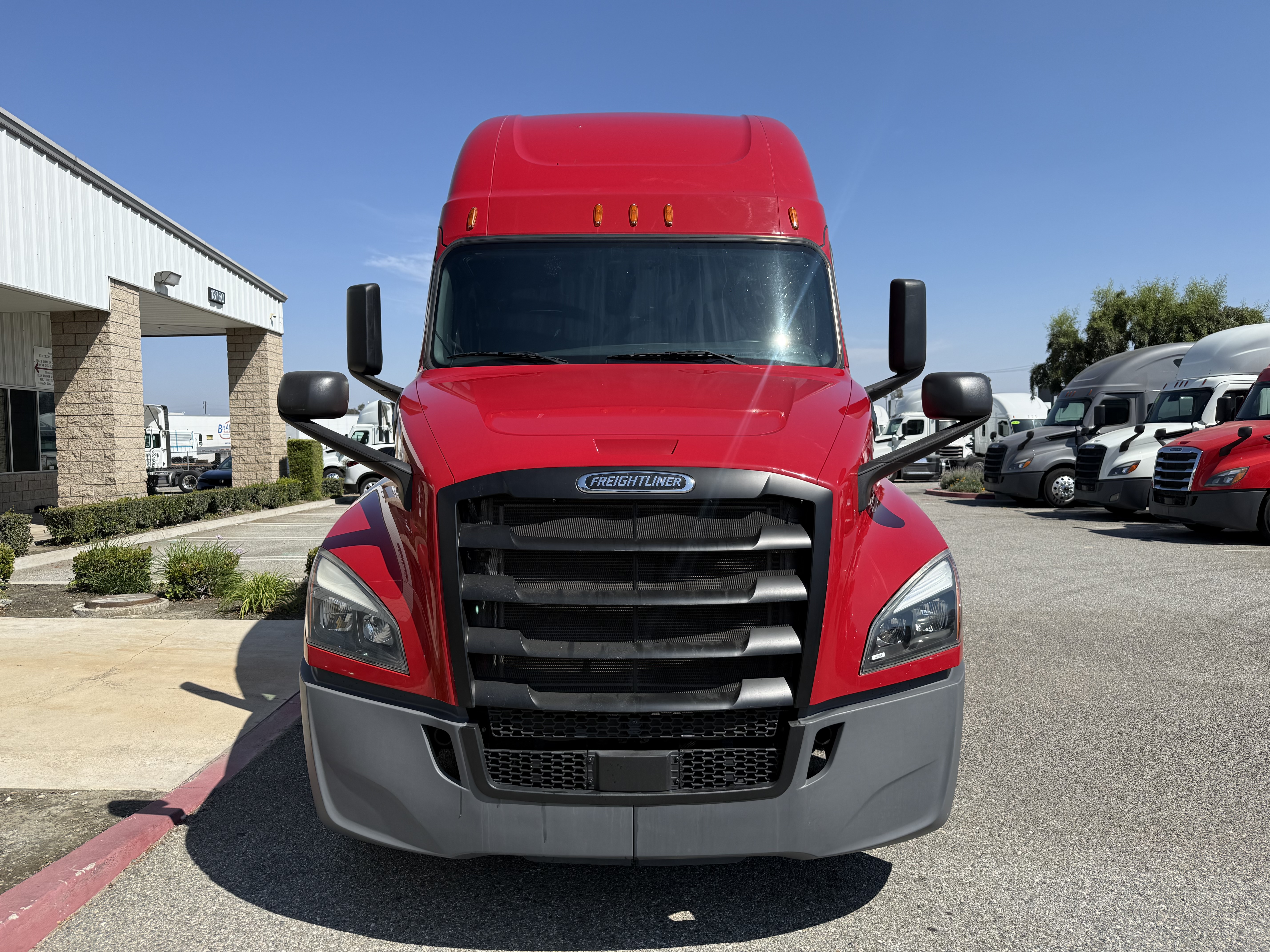 2020 FREIGHTLINER CASCADIA 126SLP - image 2