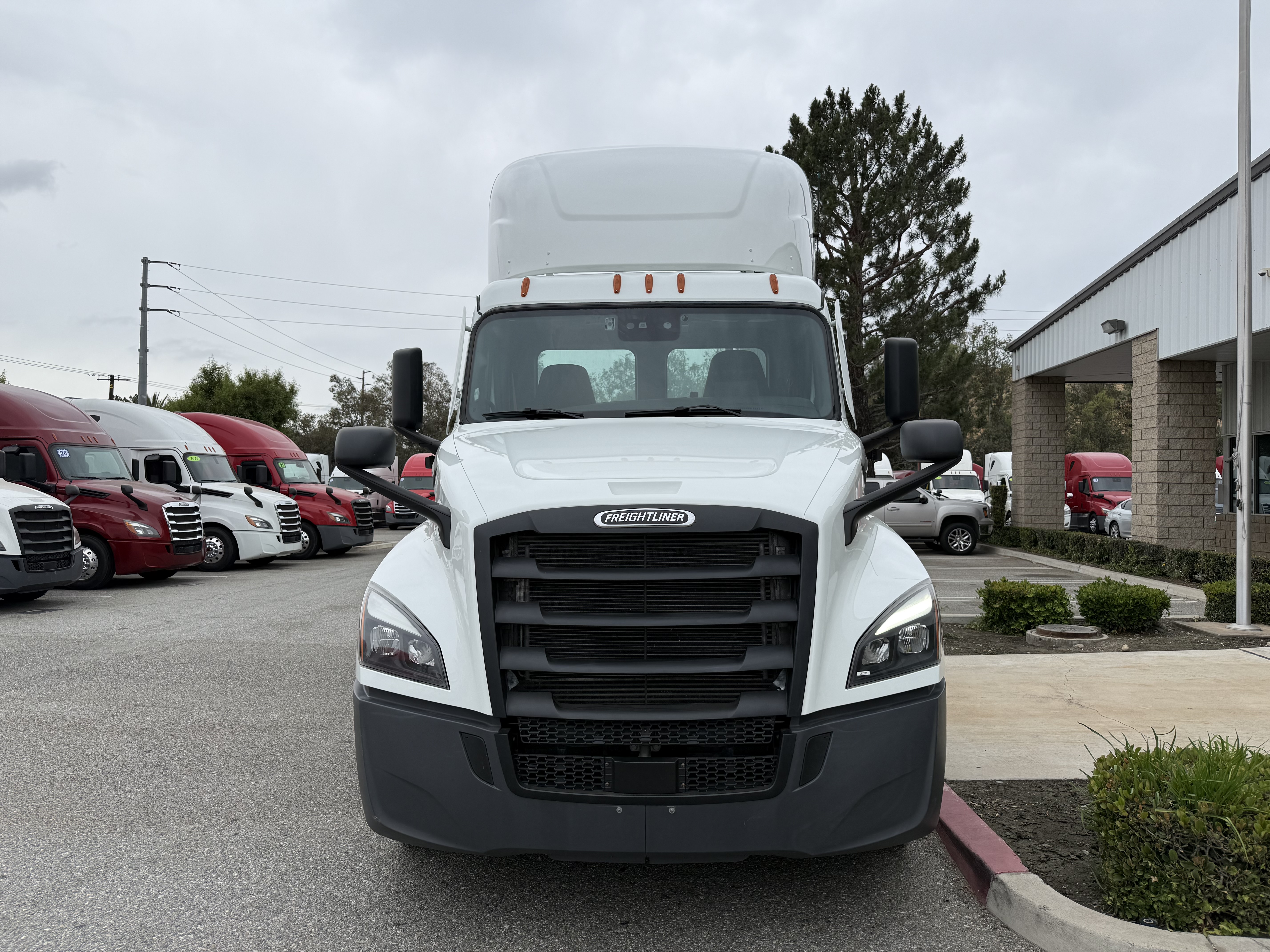 2024 FREIGHTLINER CASCADIA 126DC - image 2