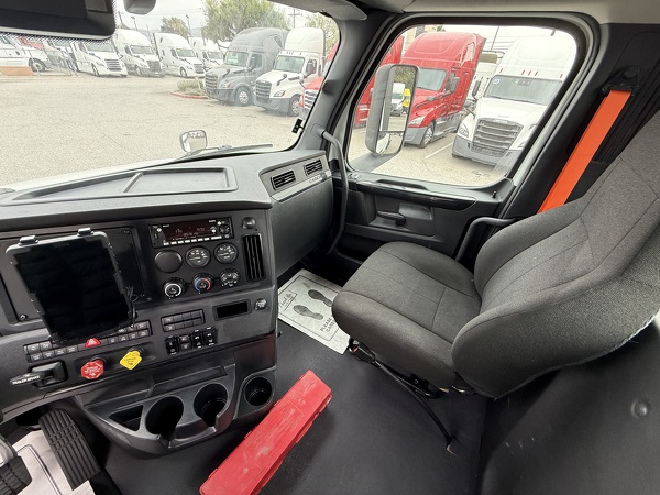 FREIGHTLINER CASCADIA 126DC 2024