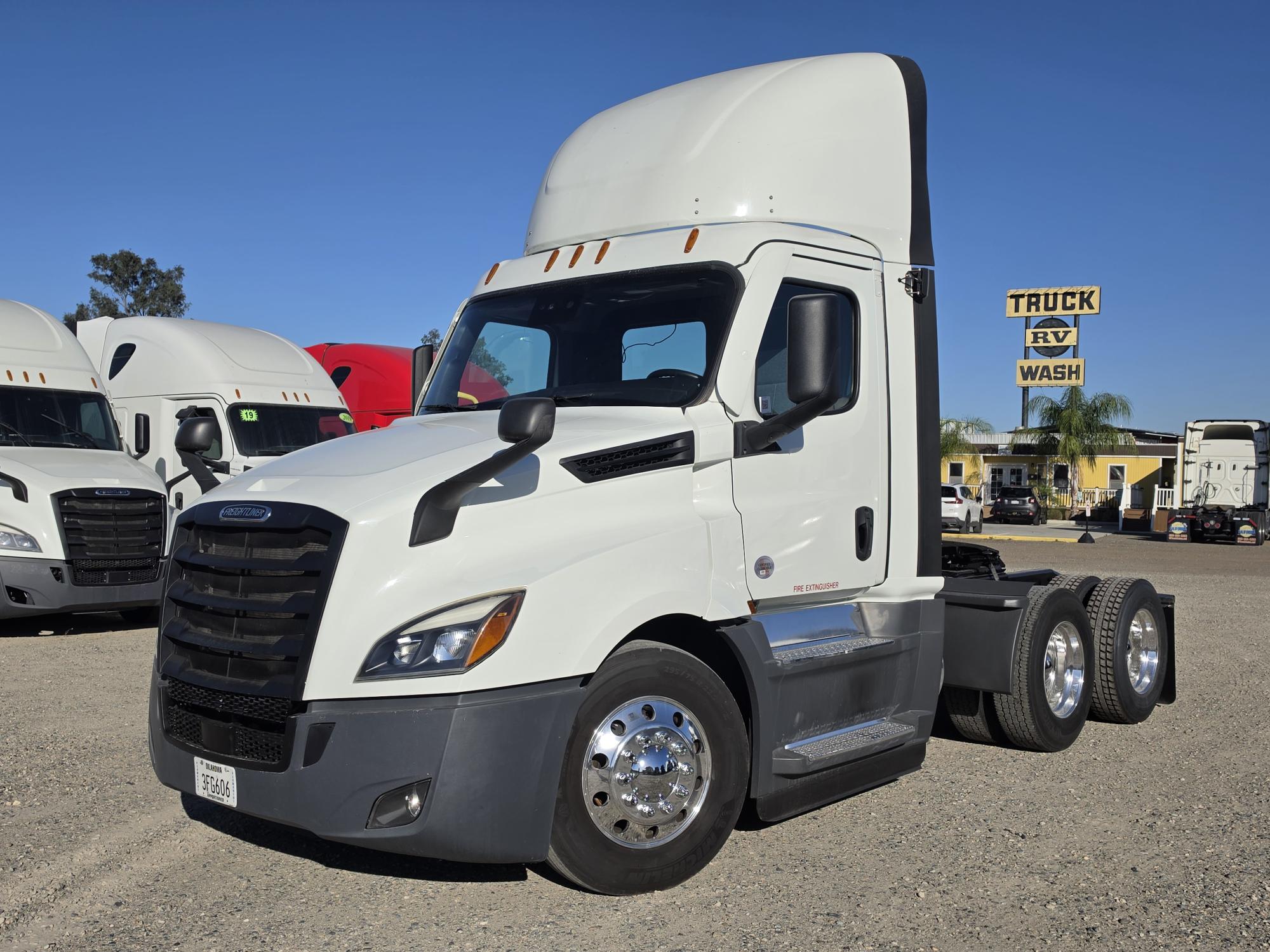 2022 FREIGHTLINER CASCADIA 126DC - image 1