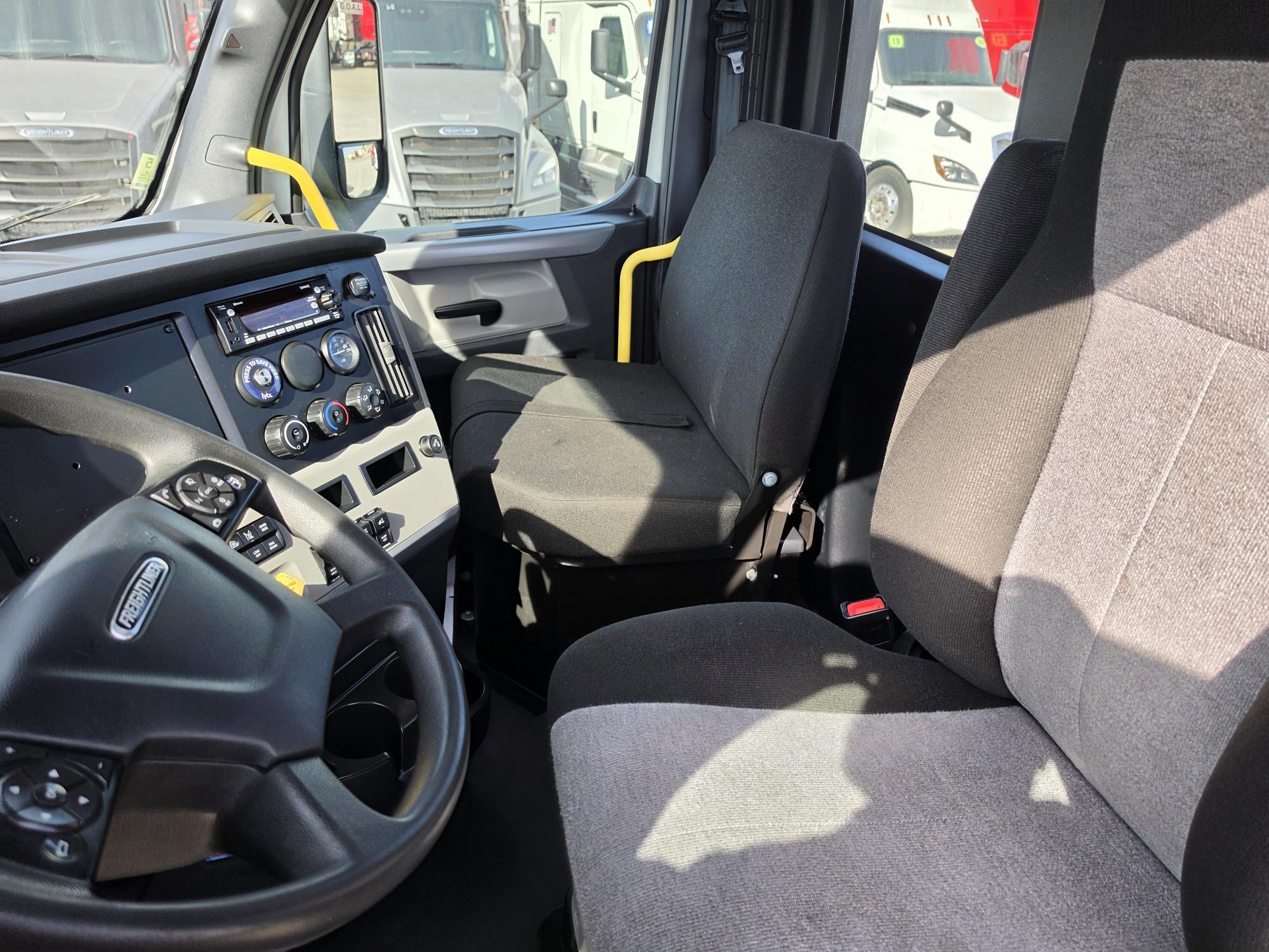 2022 FREIGHTLINER CASCADIA 126DC - image 17