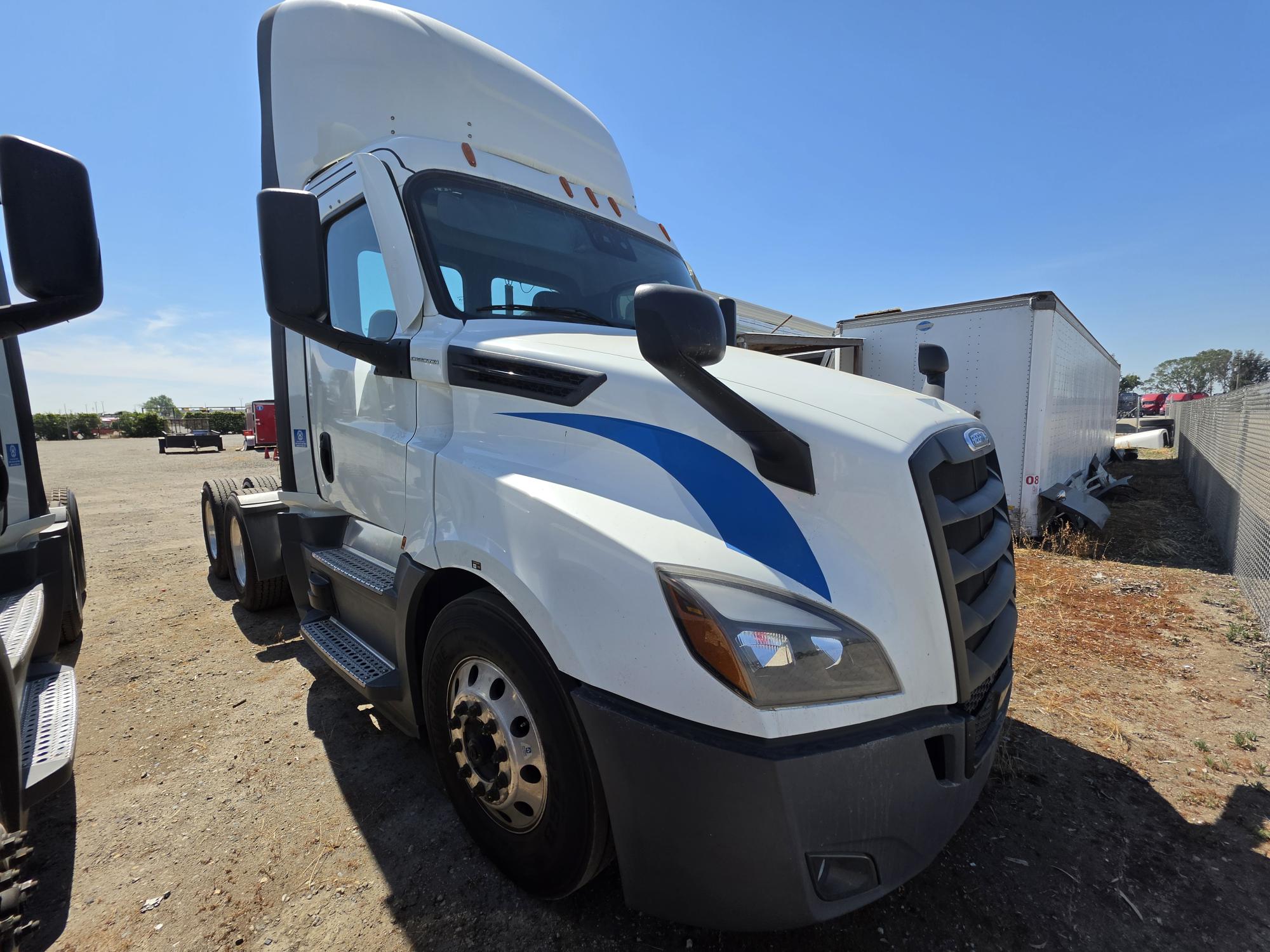 2022 Freightliner Cascadia in Fresno, CA — photo 2