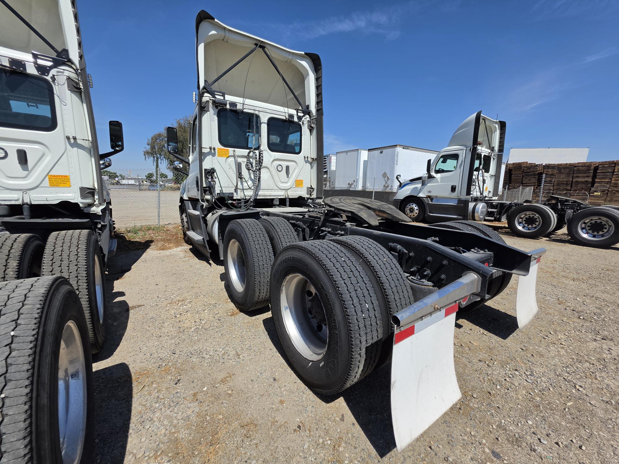 2022 Freightliner Cascadia in Fresno, CA — photo 3