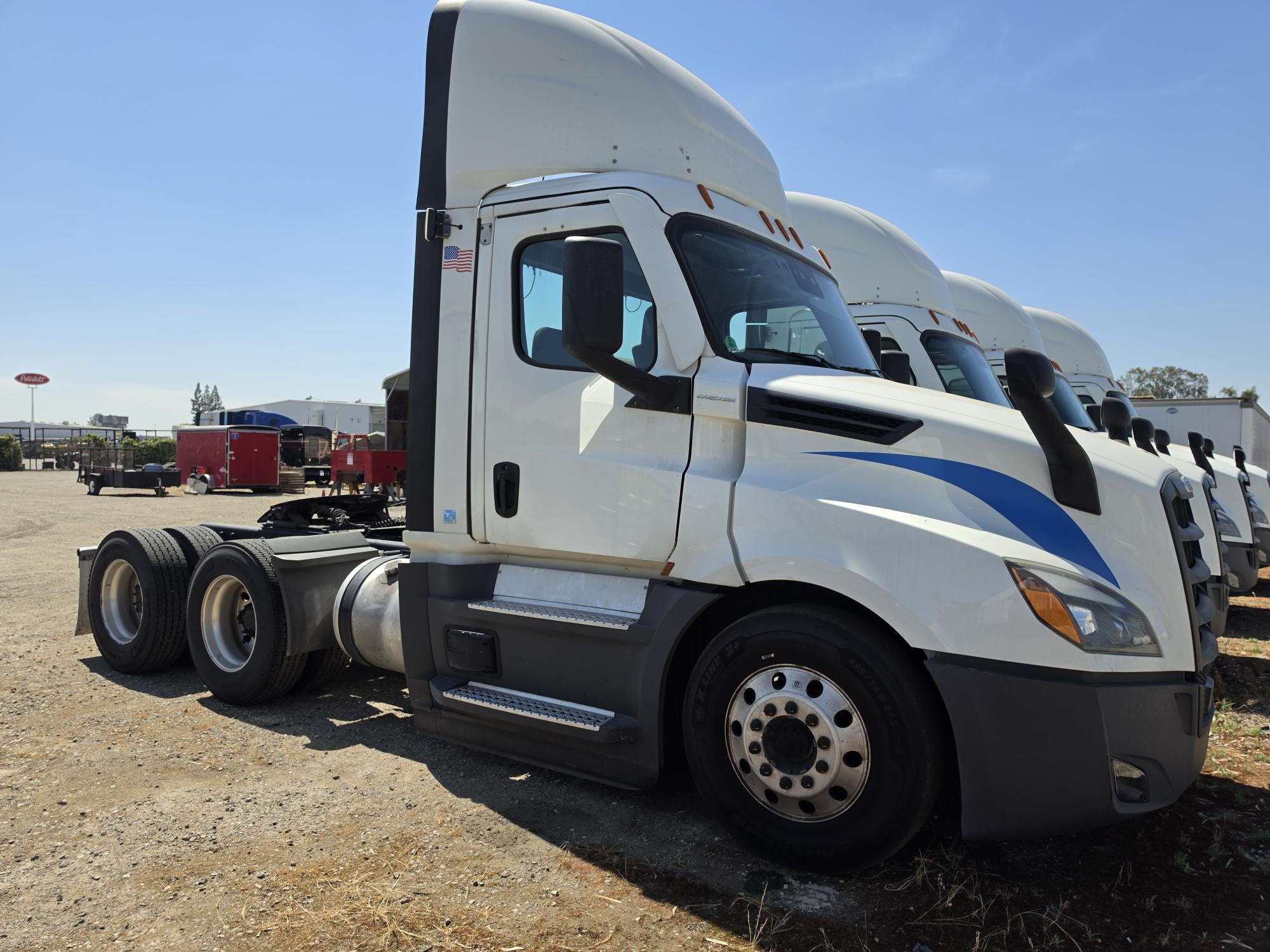 2022 Freightliner Cascadia in Fresno, CA — photo 2