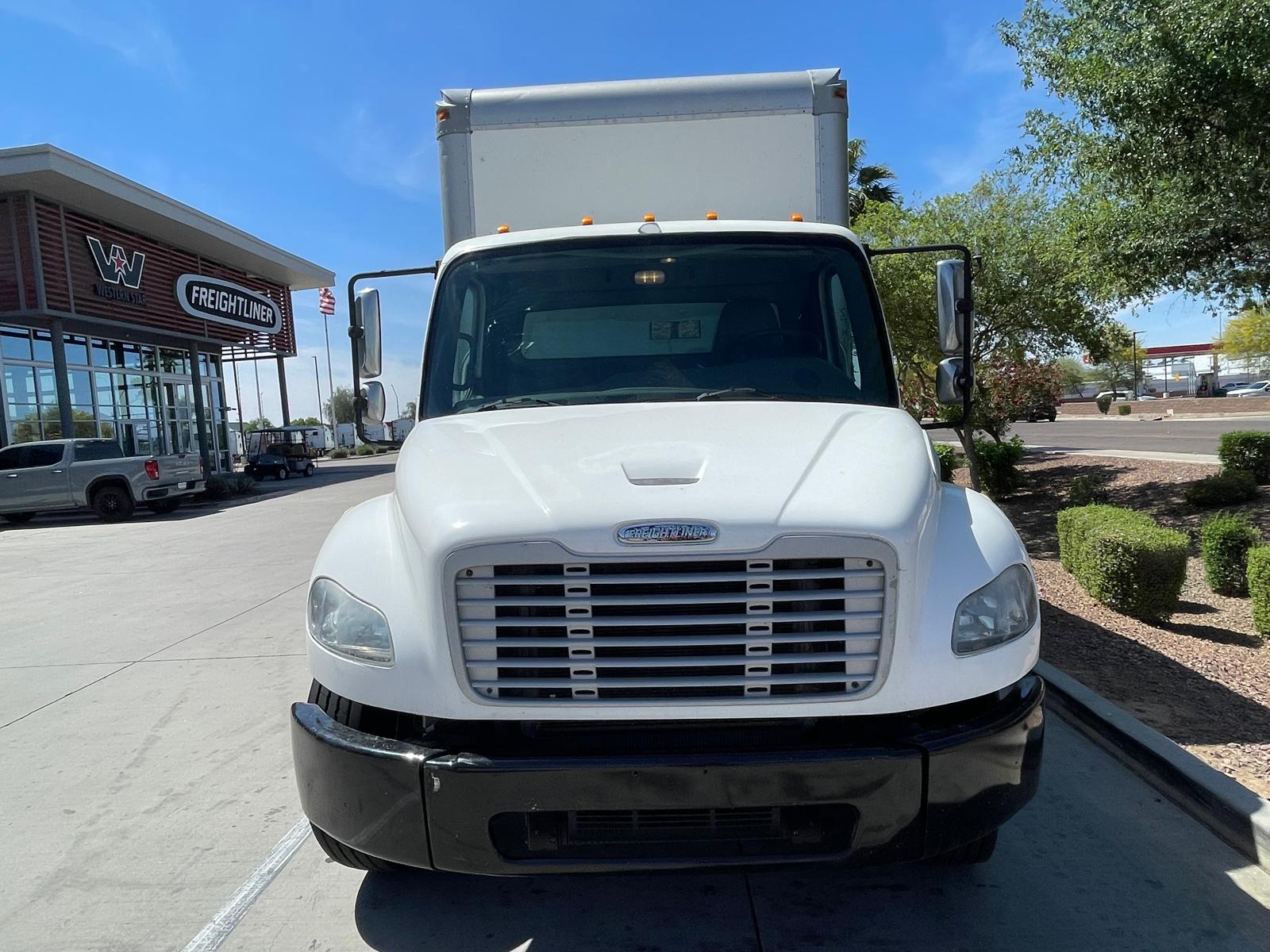 2015 FREIGHTLINER M2 26K Box Truck - image 2