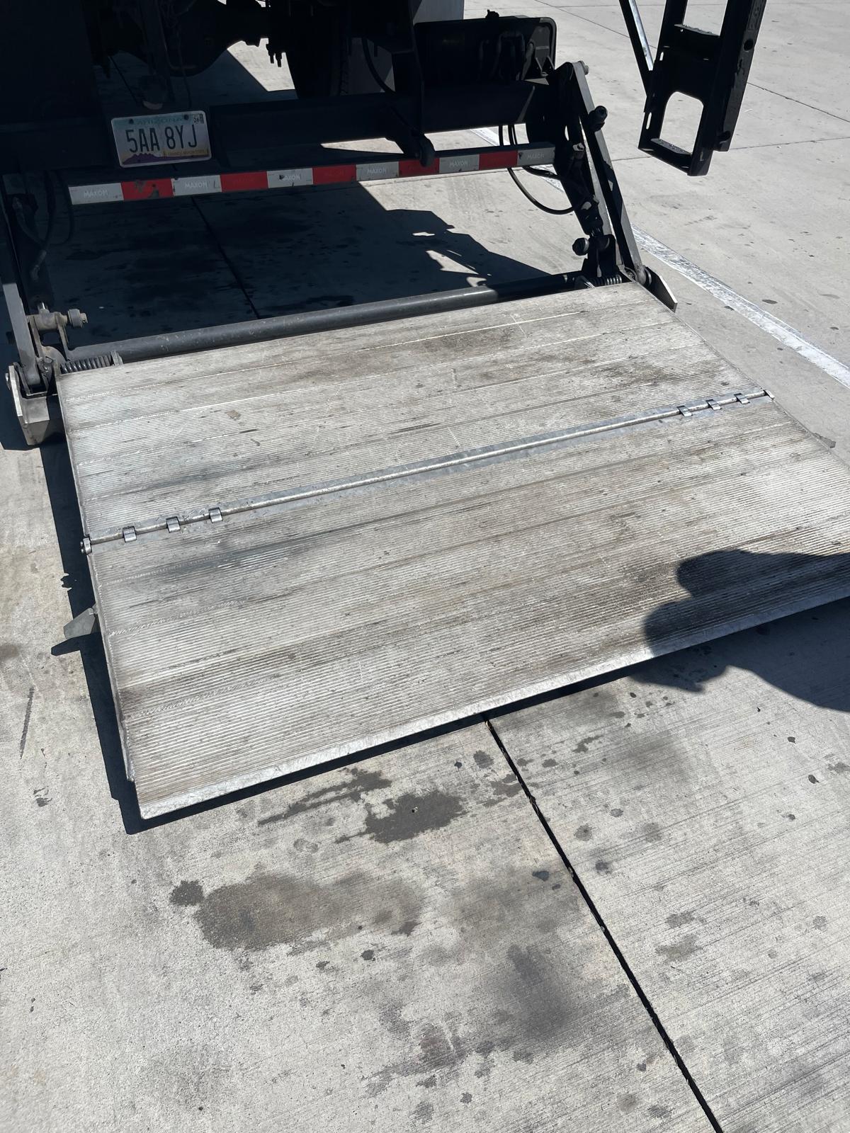 2015 FREIGHTLINER M2 26K Box Truck - image 12