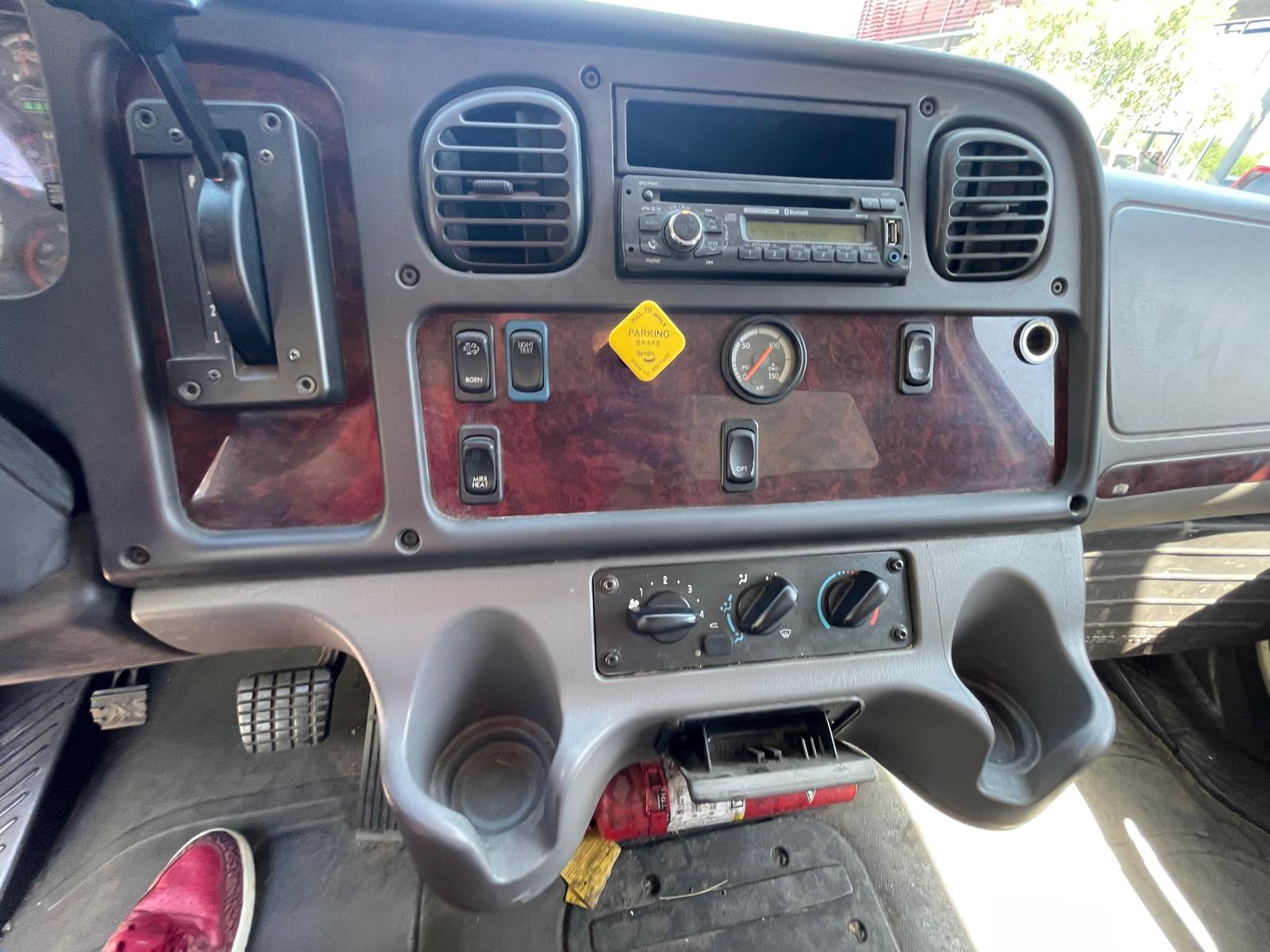 2015 FREIGHTLINER M2 26K Box Truck - image 47